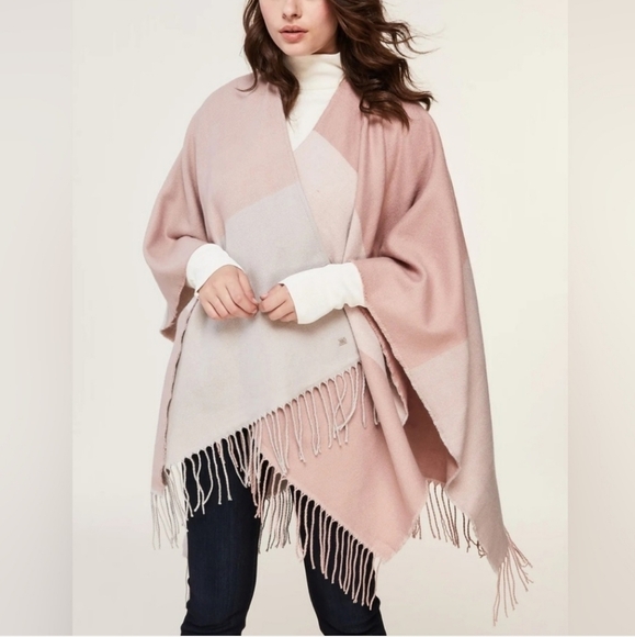 ⭐️40% Off⭐️ Soia & Kyo Yadira Fringe Poncho - Picture 1 of 8